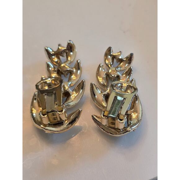Vintage Gold Tone Leaf Clip-On Earrings With Light Blue Rhinestones - Picture 11 of 11